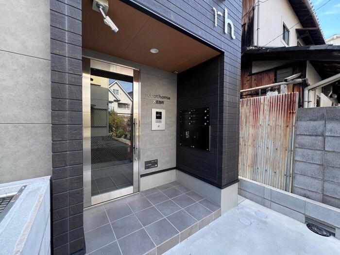 物件外観写真4　(エントランス部分)