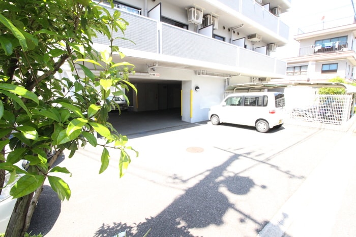 物件外観写真5　(駐車場)