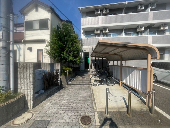 物件外観写真2　(エントランス部分)