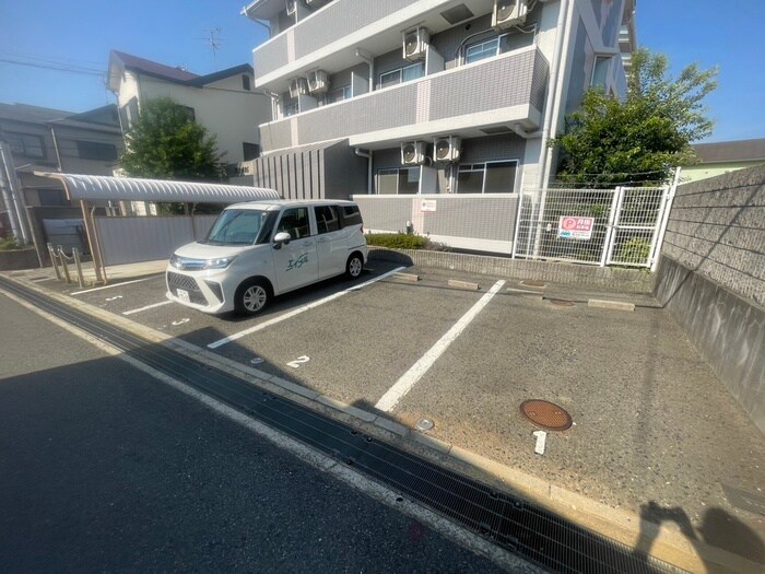 物件外観写真5　(駐車場)