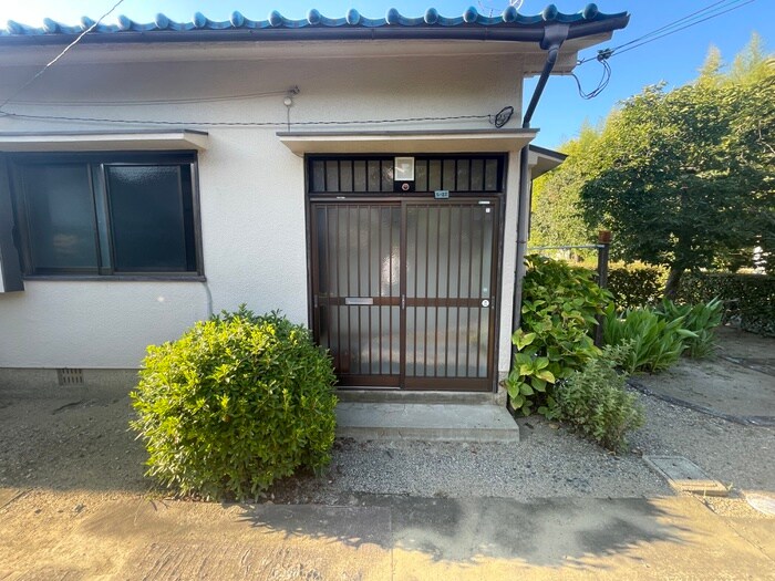 物件外観写真6　(エントランス部分)