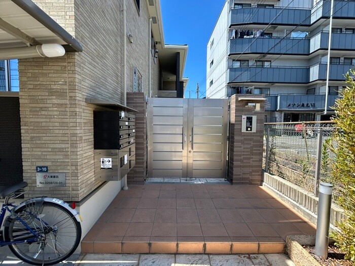 物件外観写真2　(エントランス部分)