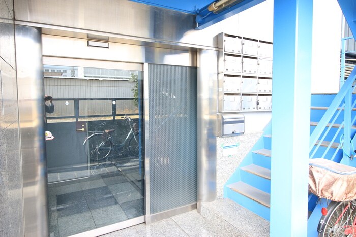 物件外観写真5　(エントランス部分)