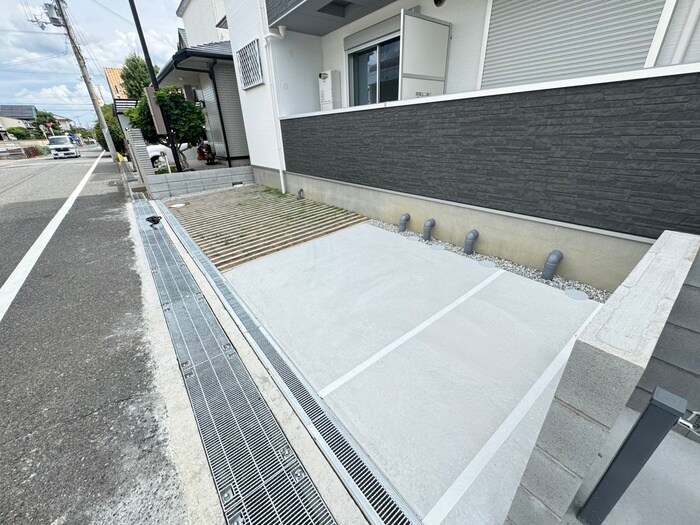 物件外観写真4　(駐車場)