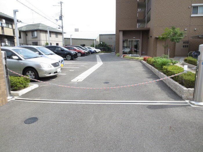 物件外観写真4　(駐車場)