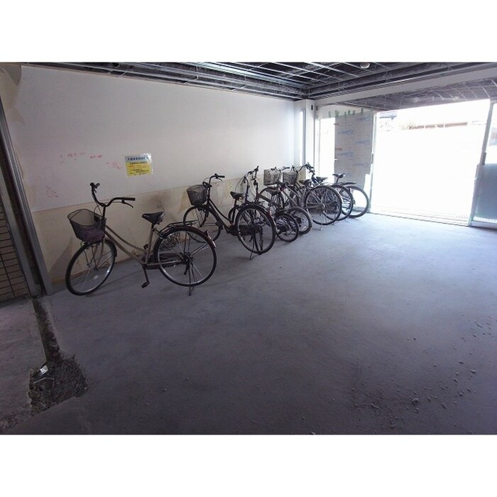 物件外観写真6　(駐輪場)