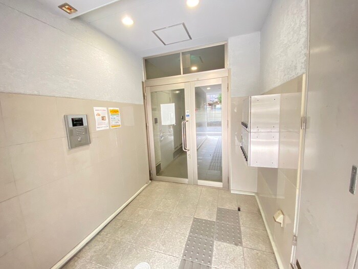 物件外観写真2　(エントランス部分)