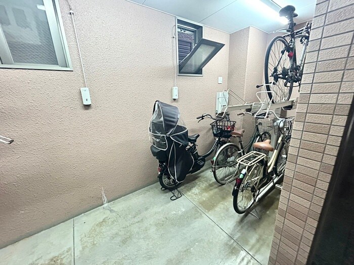物件外観写真3　(駐輪場)
