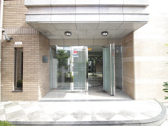物件外観写真2　(エントランス部分)