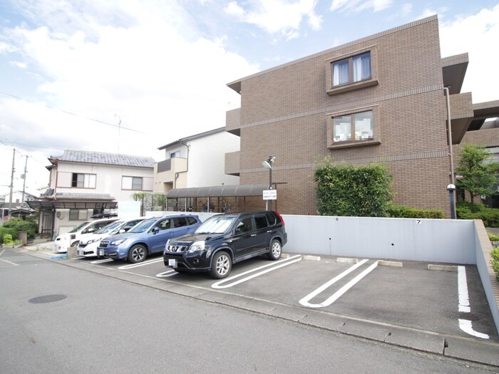 物件外観写真4　(駐車場)