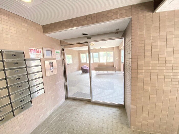 物件外観写真3　(エントランス部分)