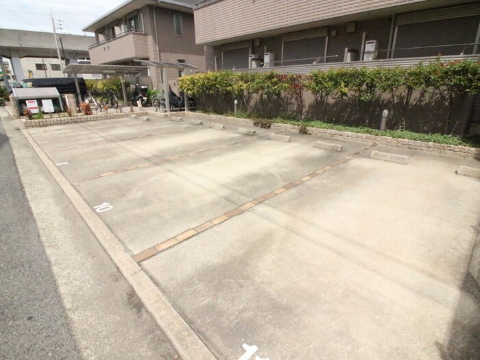 物件外観写真4　(駐車場)