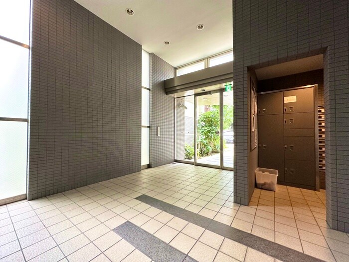 物件外観写真2　(エントランス部分)