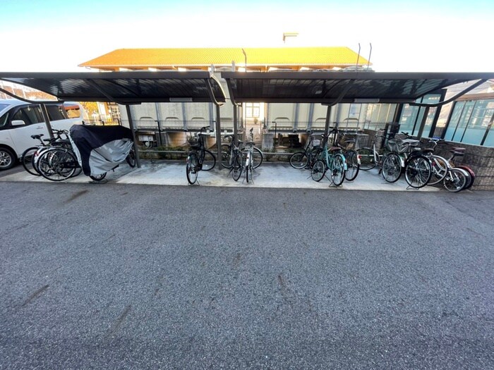 物件外観写真4　(駐輪場)