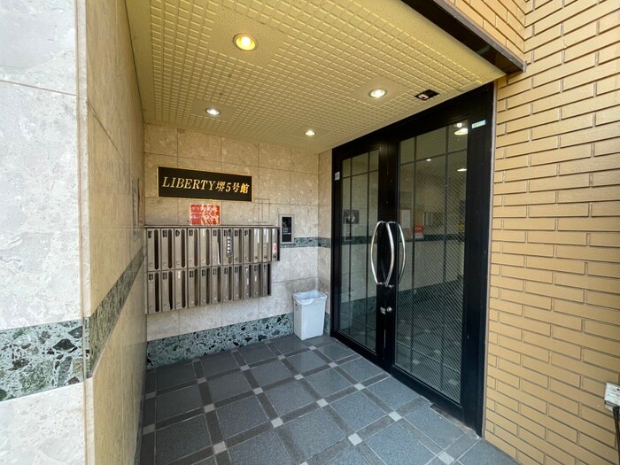 物件外観写真3　(エントランス部分)