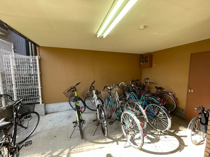 物件外観写真4　(駐輪場)