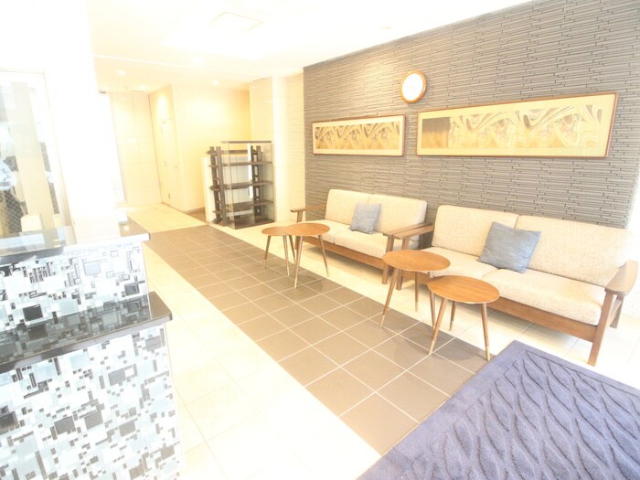 物件外観写真6　(エントランス部分)