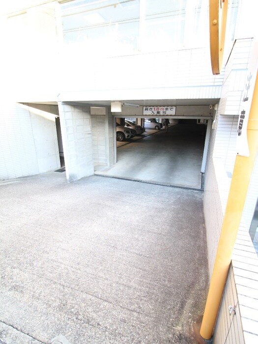 物件外観写真4　(駐車場)