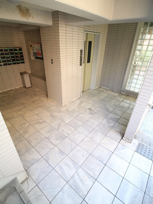 物件外観写真5　(エントランス部分)