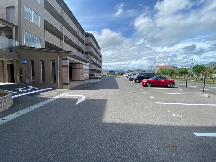 物件外観写真3　(駐車場)