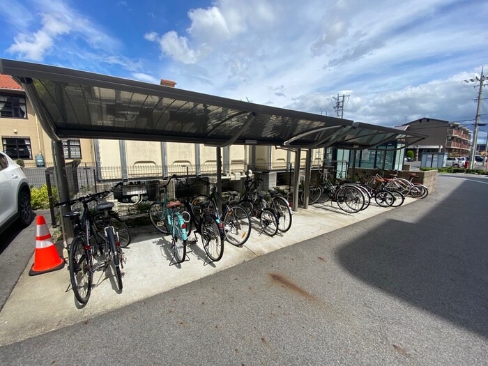 物件外観写真4　(駐輪場)