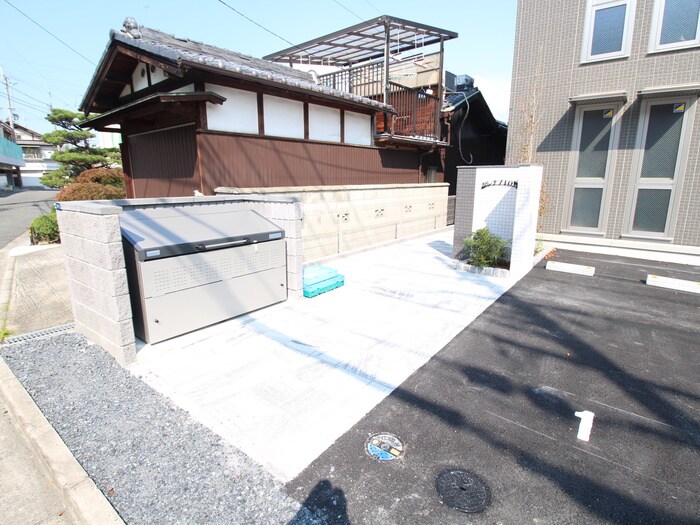 物件外観写真3　(エントランス部分)