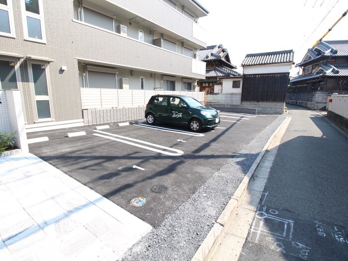 物件外観写真4　(駐車場)