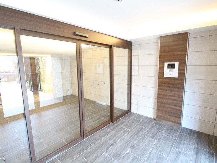 物件外観写真3　(エントランス部分)