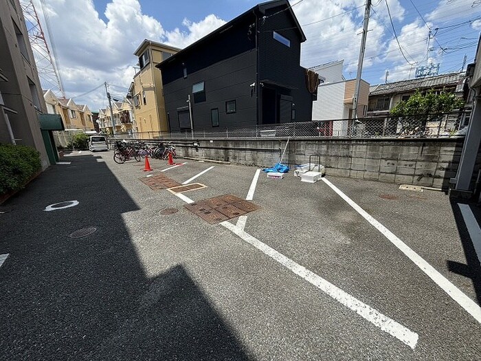 物件外観写真2　(駐車場)