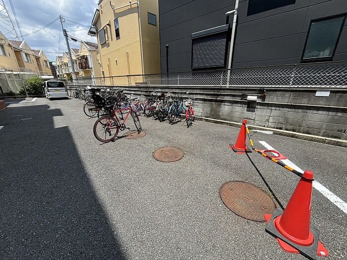 物件外観写真4　(駐輪場)