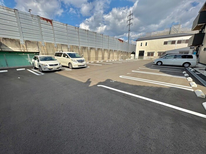 物件外観写真2　(駐車場)