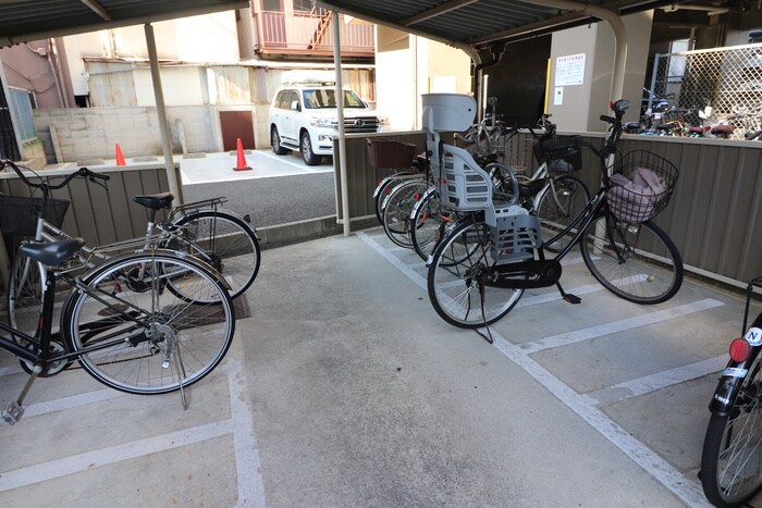 物件外観写真4　(駐輪場)