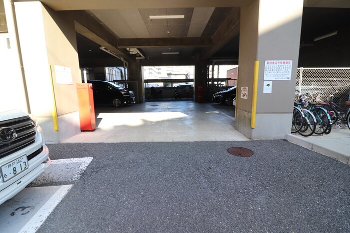 物件外観写真5　(駐車場)