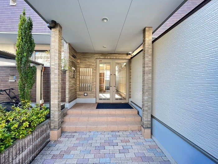 物件外観写真3　(エントランス部分)