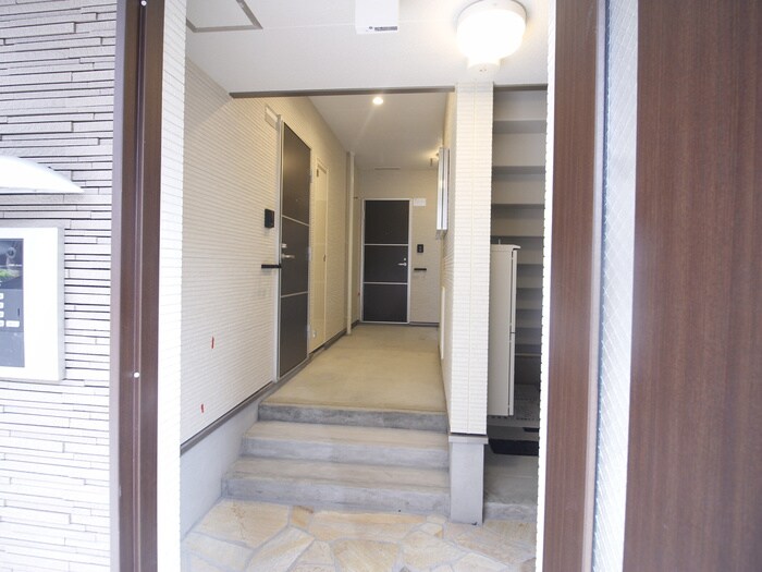 物件外観写真4　(エントランス部分)