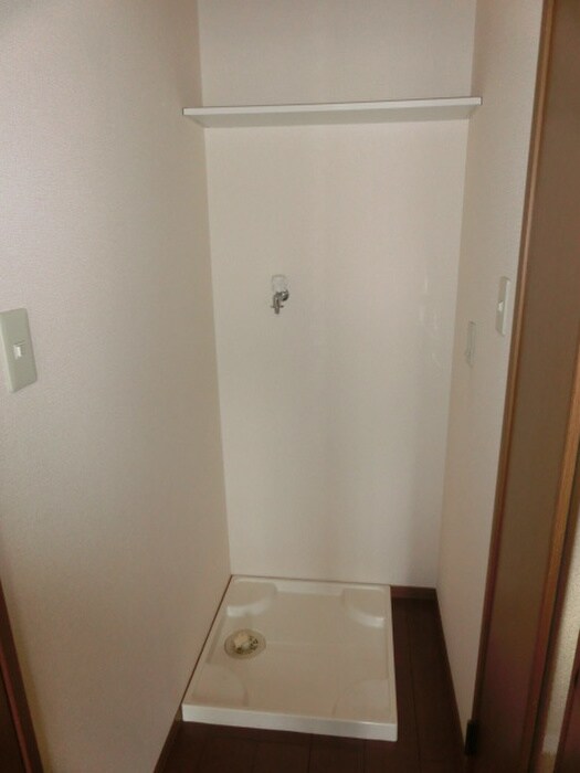 物件内観写真16　(洗濯機置場)