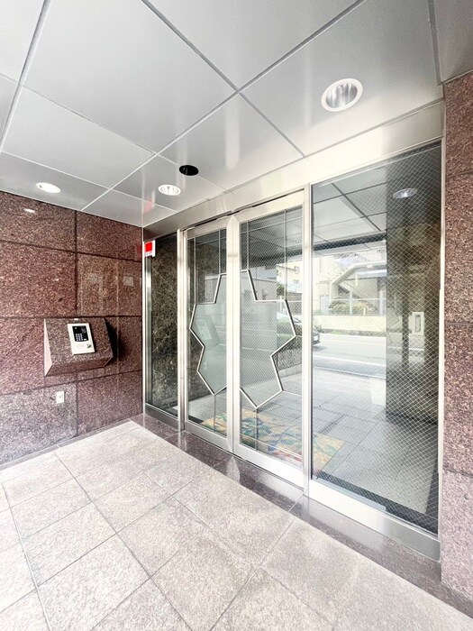 物件外観写真2　(エントランス部分)