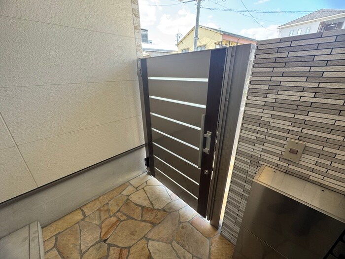 物件外観写真5　(エントランス部分)