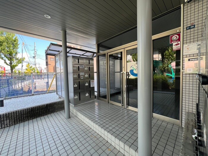 物件外観写真2　(エントランス部分)