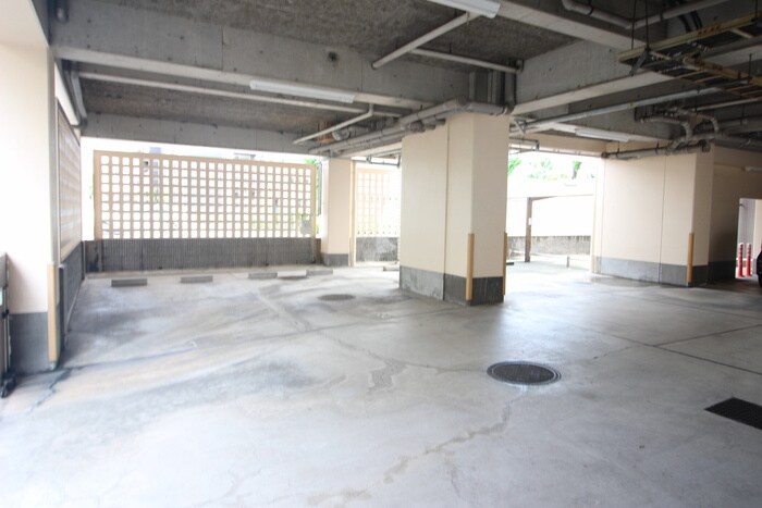 物件外観写真3　(駐車場)