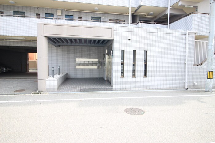 物件外観写真2　(エントランス部分)