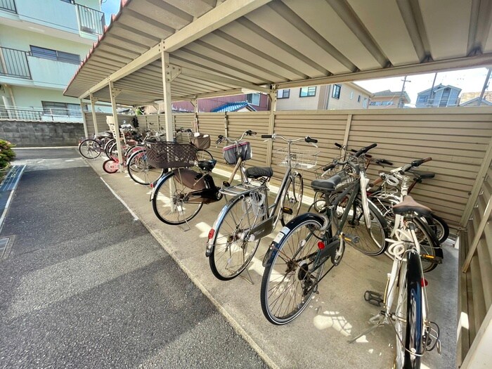物件外観写真4　(駐輪場)