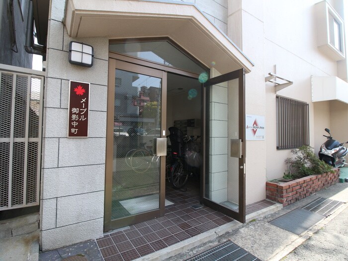 物件外観写真2　(エントランス部分)