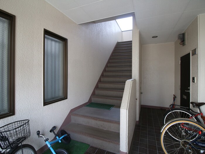 物件外観写真3　(エントランス部分)