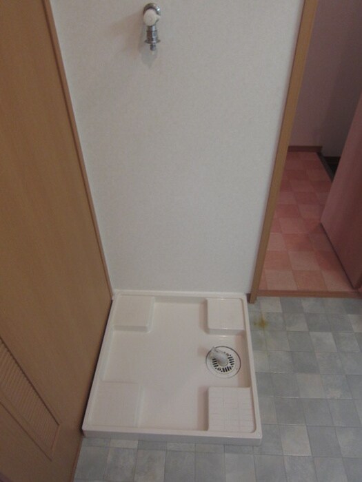 物件内観写真10　(洗濯機置場)