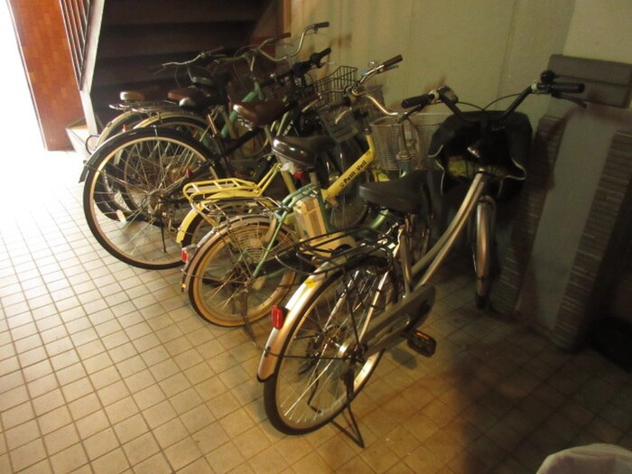 物件外観写真5　(駐輪場)