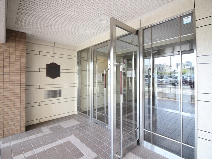 物件外観写真4　(エントランス部分)