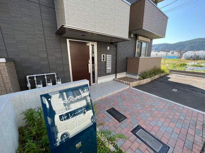 物件外観写真3　(エントランス部分)