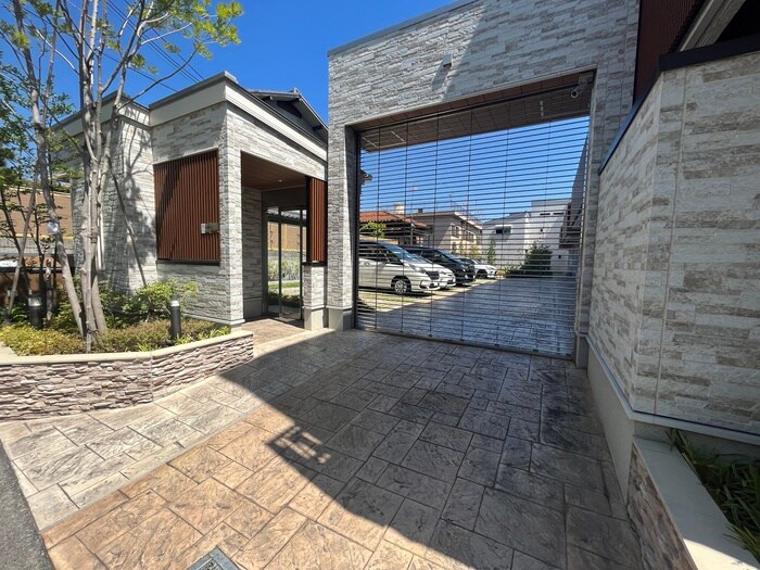 物件外観写真3　(エントランス部分)