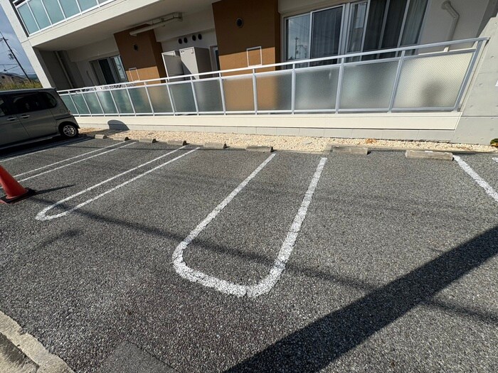 物件外観写真3　(駐車場)